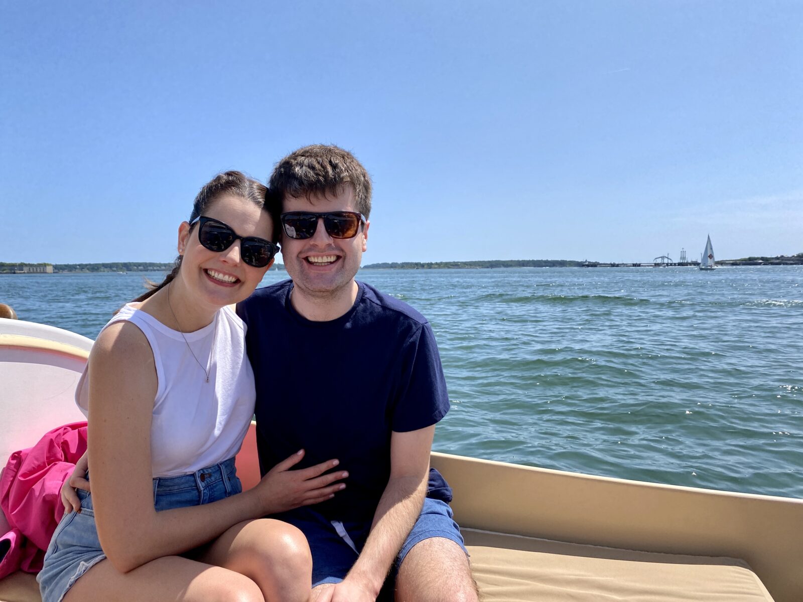 couple enjoying a sunny sail | things to do in Portland Maine for couples